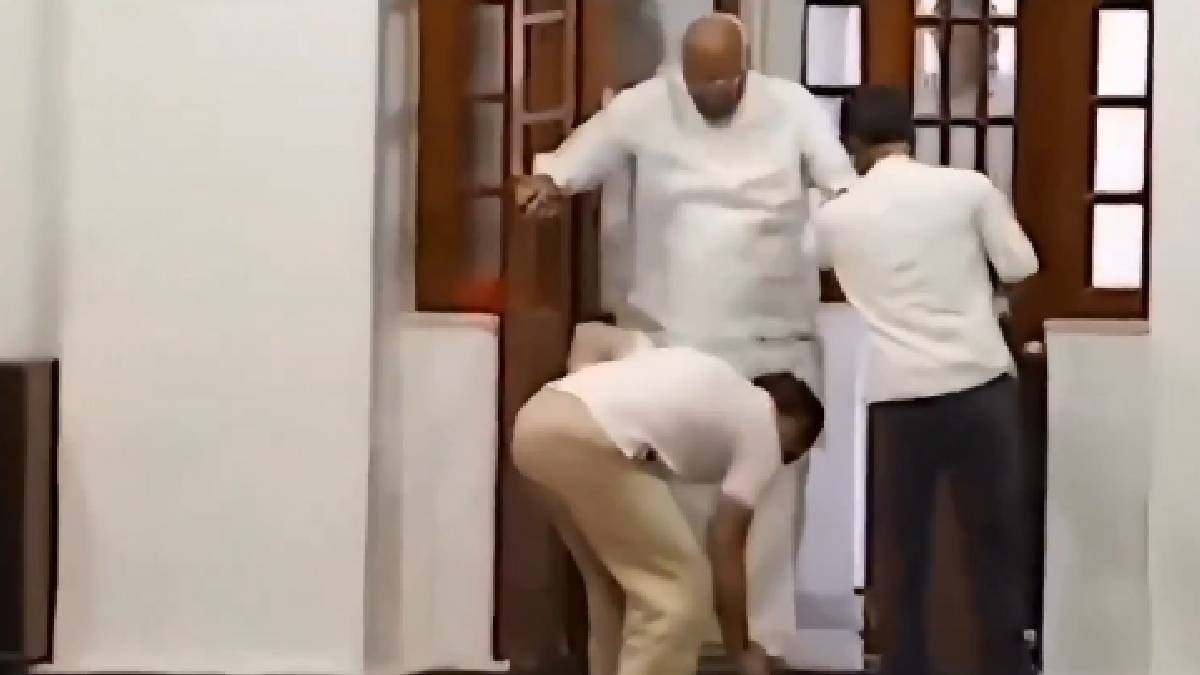 ಅಹಂ ಬಿಟ್ಟು ಕೆಳಕ್ಕೆ ಬಾಗಿ ಶೂ ಎತ್ತಿಟ್ಟ ರಾಹುಲ್ ಗಾಂಧಿ - ಈಗ ಸೋಷಿಯಲ್ ಮೀಡಿಯಾದಲ್ಲಿ ಇದೆ ಸೆನ್ಸೇಷನ್!!