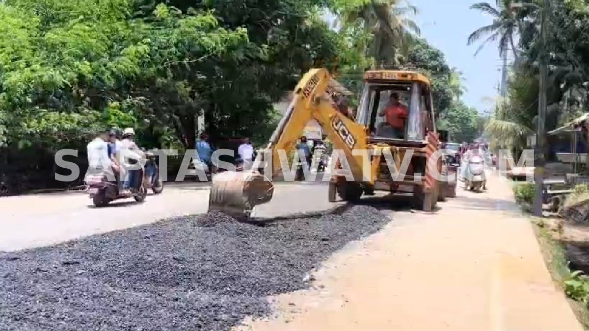 ಸಿಮೆಂಟ್ ರಸ್ತೆ ಮೇಲೆ ಡಾಂಬರು ಹಾಕಿದರೆ ಏನಾಗುತ್ತೆ ಗೊತ್ತಾ? ಕಾರವಾರದ ಈ ವೈರಲ್ ವಿಡಿಯೋ ನೋಡಿ!!
