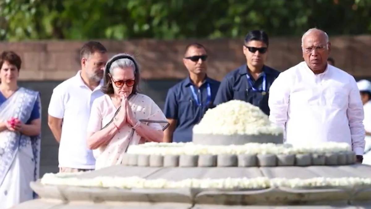 ರಾಜೀವ್ ಗಾಂಧಿ ಪುಣ್ಯಸ್ಮರಣೆ: ಮಾಜಿ ಪ್ರಧಾನಿಗೆ ವೀರಭೂಮಿಯಲ್ಲಿ ಸೋನಿಯಾ, ರಾಹುಲ್, ಖರ್ಗೆ ಭಾವಪೂರ್ಣ ನಮನ!