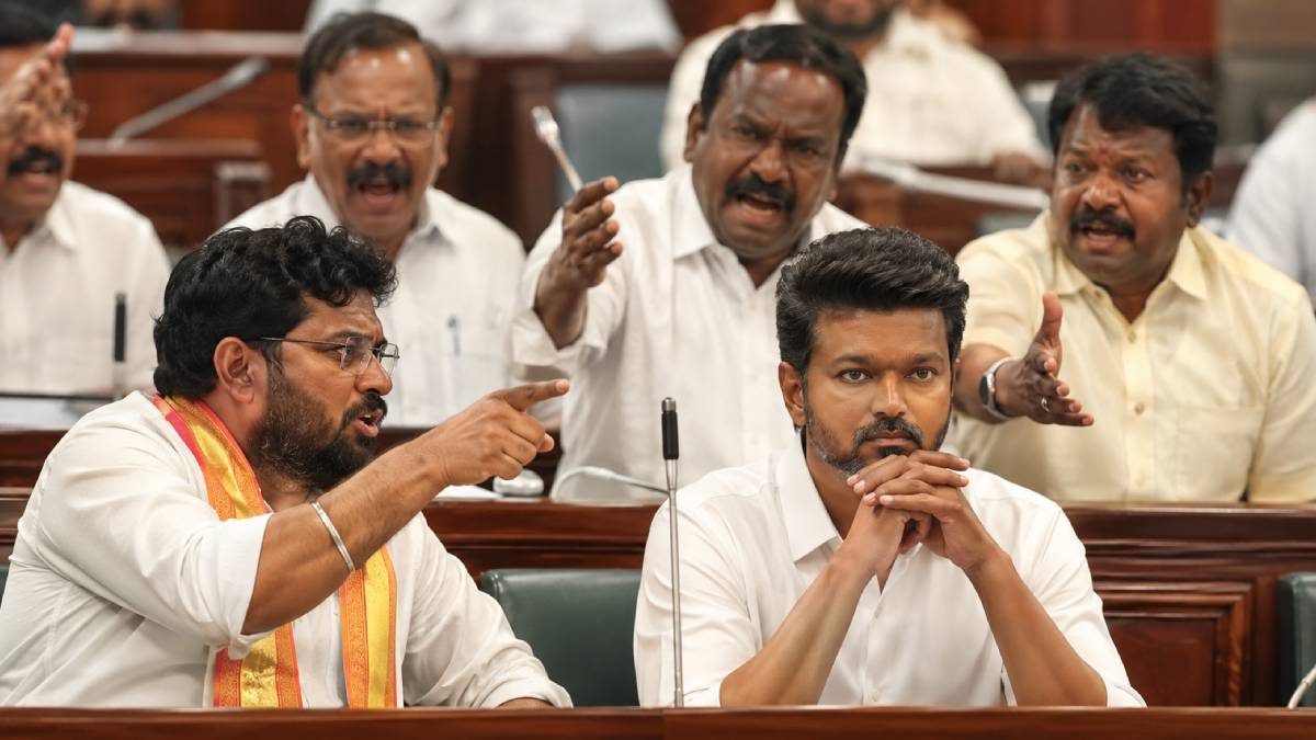 ಸಿಎಂ ವಿಜಯ್ ಮೊದಲ ಹೆಜ್ಜೆಯಲ್ಲೇ ಎಡವಿದ್ರಾ? ಜ್ಯೋತಿಷಿ ನೇಮಕಕ್ಕೆ ಮೈತ್ರಿಕೂಟದಲ್ಲಿ ಶುರುವಾಯ್ತು ಬಿರುಗಾಳಿ!!