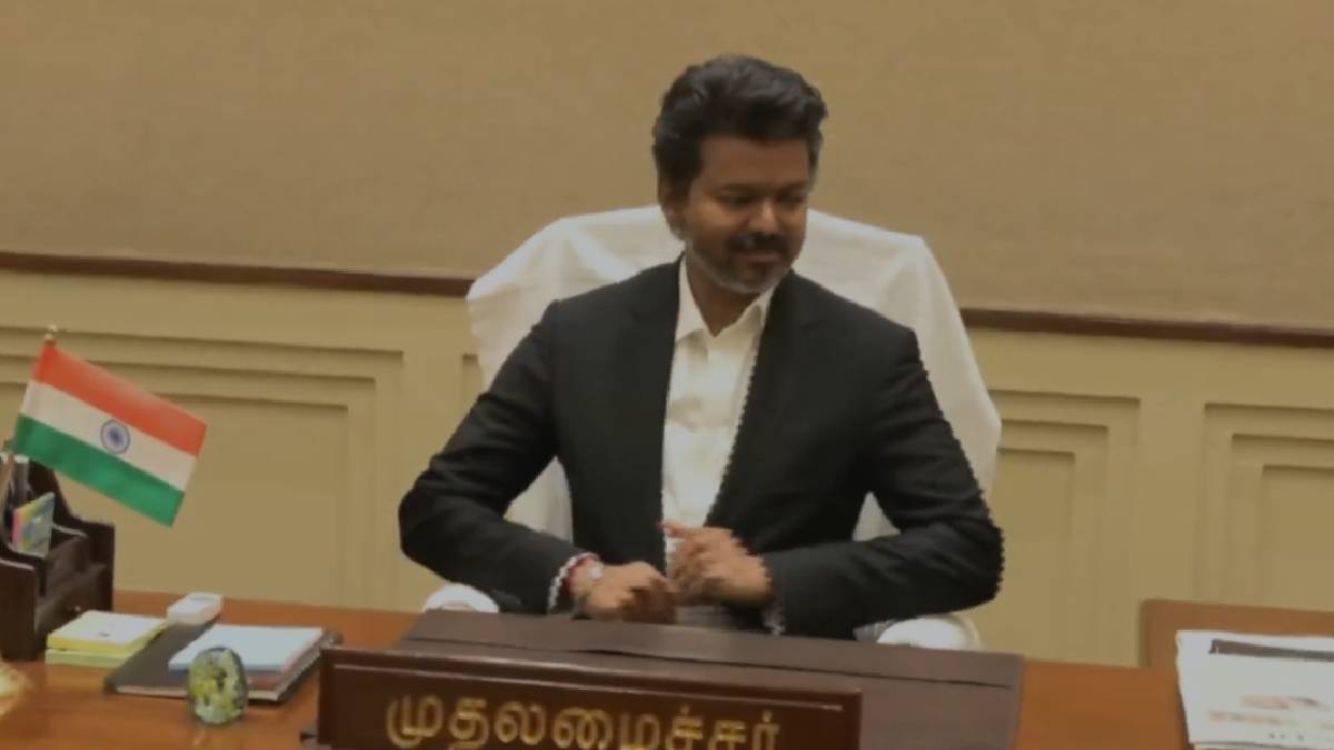 ಸಿಎಂ ಕುರ್ಚಿಯಲ್ಲಿ ಕುಳಿತ 'ದಳಪತಿ' ಕಣ್ಣಲ್ಲಿ ಹನಿಗವಿತೆ - ಕೋಟಿ ಕೋಟಿ ಸಂಭಾವನೆ ತ್ಯಜಿಸಿ ಬಂದ ಹಠಗಾರನ 'ವಿಜಯ'ಗಾಥೆ!!