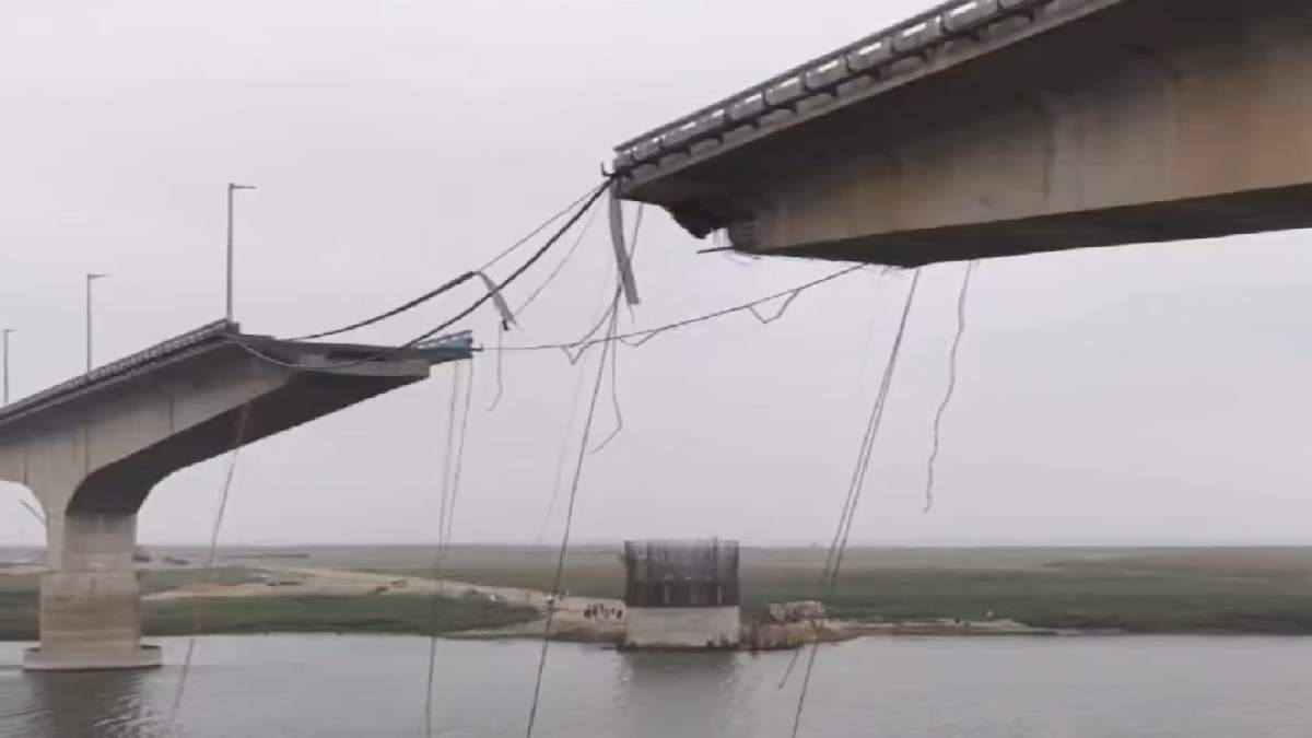 Vikramshila Setu Collapse: Part of Bihar Bridge Falls into Ganga River, Videos Go Viral