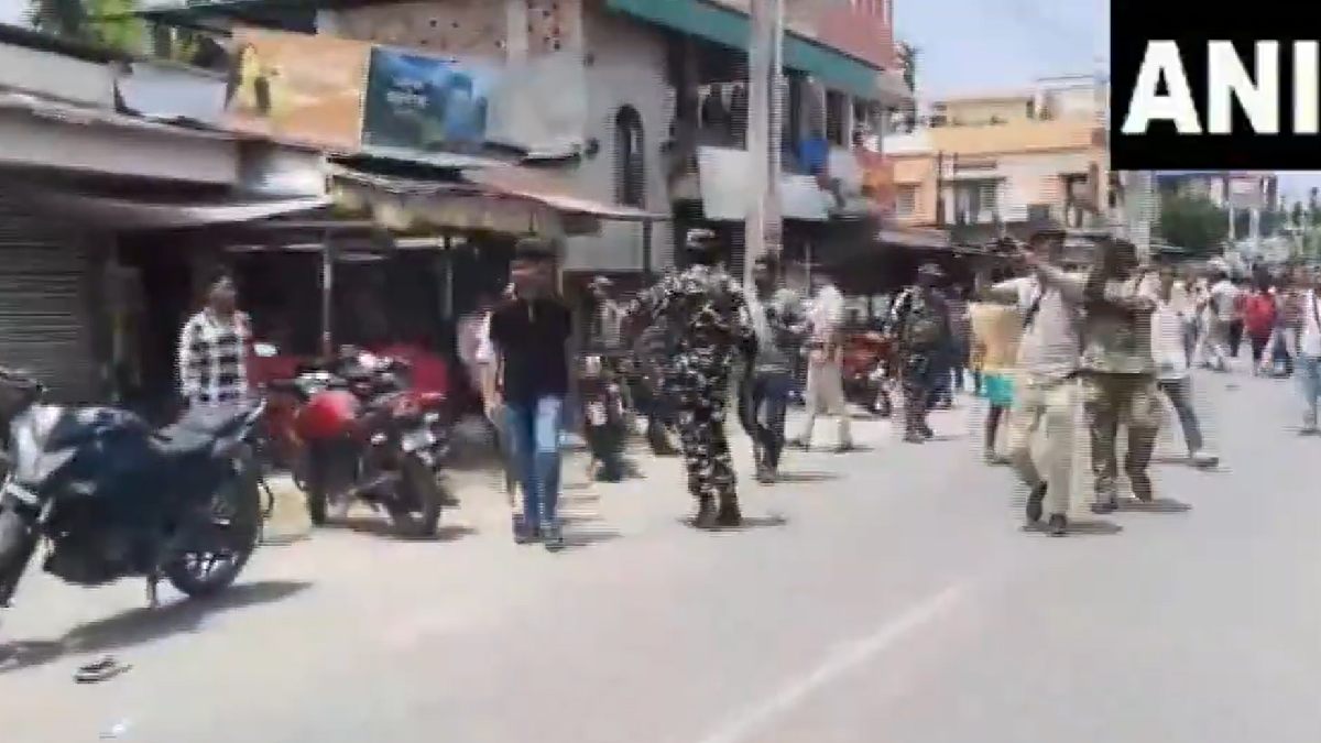 BJP and TMC Workers Clash Outside West Bengal Counting Centre, Police Resort to Lathicharge