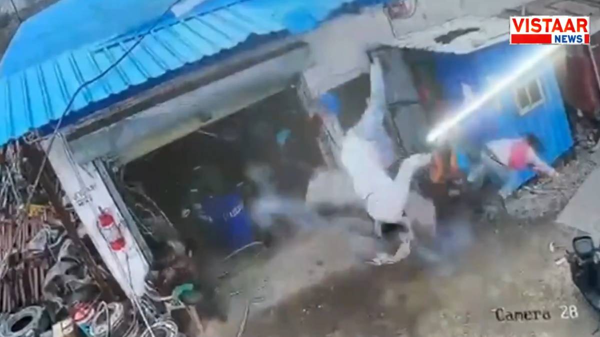 JCB ಟೈರ್‌ಗೆ ಗಾಳಿ ತುಂಬುವಾಗ ಸಂಭವಿಸಿದ ಭೀಕರ ಬ್ಲಾಸ್ಟ್ - ಬಾಂಬ್‌ನಂತೆ ಸಿಡಿದ ಒತ್ತಡಕ್ಕೆ ಹತ್ತಾರು ಅಡಿ ದೂರಕ್ಕೆ ಹಾರಿದ ಕಾರ್ಮಿಕರು!!