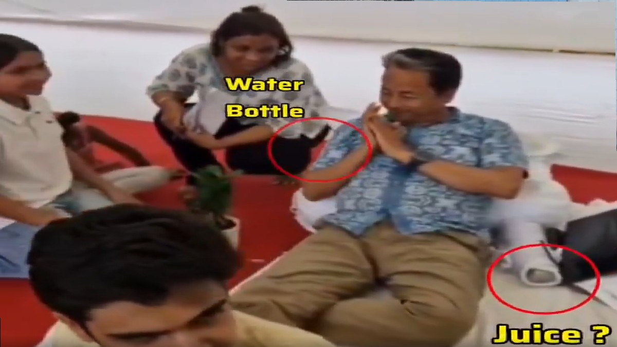 Delhi Protesters Offer Foot Massage to Volunteer During Exam Leak Protest, Gesture Wins Hearts