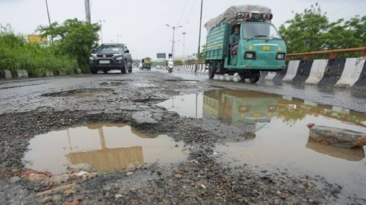 Bengaluru Roads Under Scanner: Activist Seeks Probe Into ₹8,825 Crore Road Development Expenditure