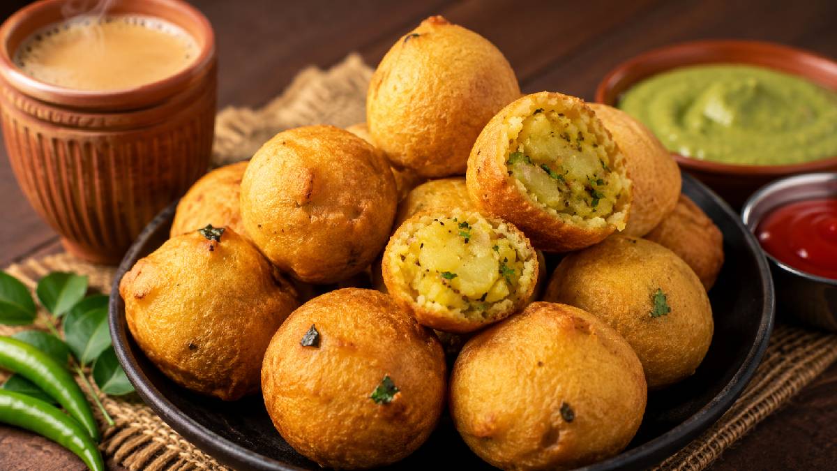 ಸಂಜೆ ಚಹಾ ಜೊತೆ ಕರುಂ ಕರುಂ ಆಲೂ ಬೋಂಡಾ - ಎಣ್ಣೆ ಹೀರದೆ ಹೋಟೆಲ್ ಶೈಲಿಯಲ್ಲಿ ಮಾಡುವ ಸೀಕ್ರೆಟ್ ಇಲ್ಲಿದೆ!!
