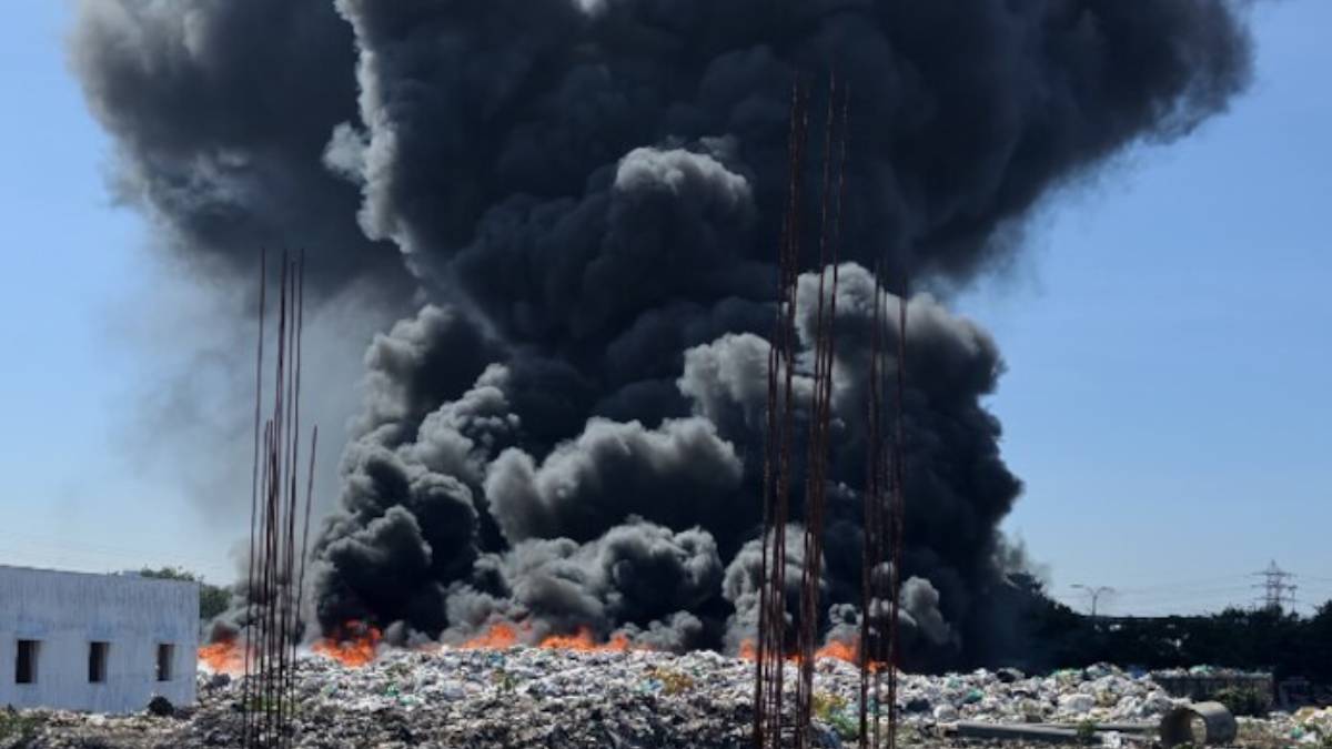 Massive Fire at Chennai Kodungaiyur Dumpyard, Thick Smoke Engulfs Surrounding Areas – Fire Tenders Rushed