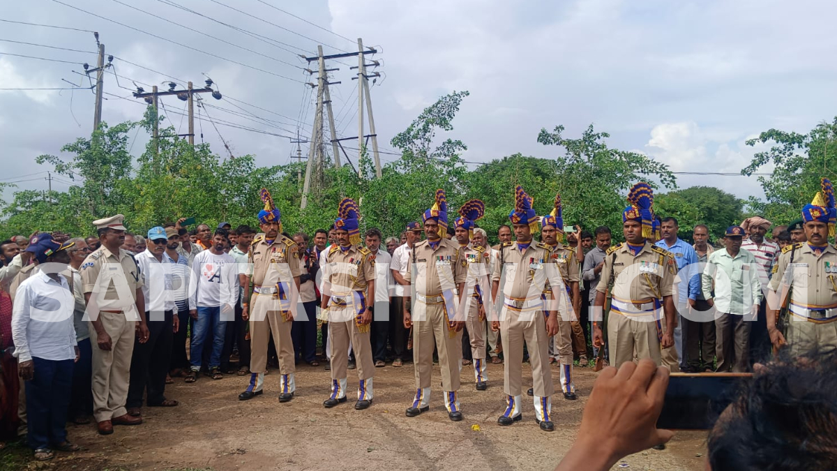 ಸೈನಿಕ ಗೌರವಗಳೊಂದಿಗೆ ಅಂತಿಮ ವಿಧಿವಿಧಾನಗಳು