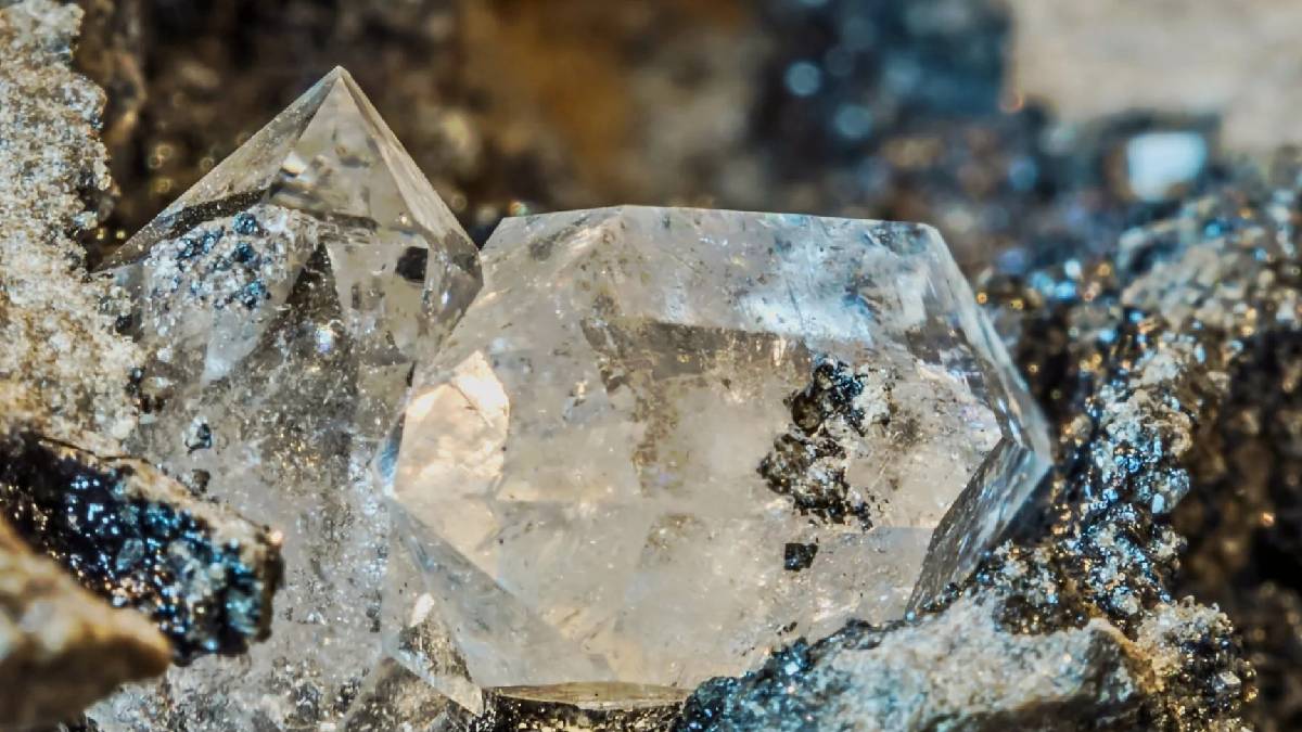 10 Fascinating Facts About Natural Diamonds: From 3 Billion Years Old to Ethical Sourcing & Rarity