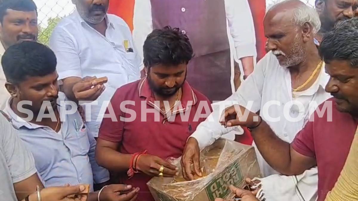 ರಸ್ತೆ ರಸ್ತೆಯಲ್ಲೂ ಪೇಡಾ ಹಂಚಿಕೆ - ಮದ್ದೂರಿನ ಹೆದ್ದಾರಿಯಲ್ಲಿ ಹಾದಿಹೋಕರಿಗೂ ಸಿಹಿ ಉಣಿಸಿದ ಒಕ್ಕಲಿಗ ಕೋಟೆಯ ಯುವಕರು!!