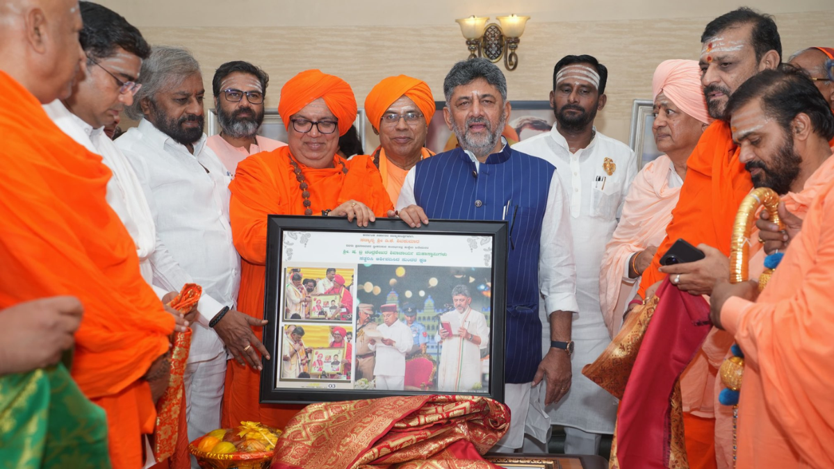 ಬೆಂಗಳೂರಿನಲ್ಲಿ ಒಂದಾದ ಧರ್ಮ-ರಾಜಕಾರಣದ ದ್ರುವತಾರೆಗಳು - ಗಣ್ಯರ ಸಮ್ಮುಖದಲ್ಲಿ ಸನ್ಮಾನ, ಆಶೀರ್ವಾದದ ಮಹಾಪೂರ!!