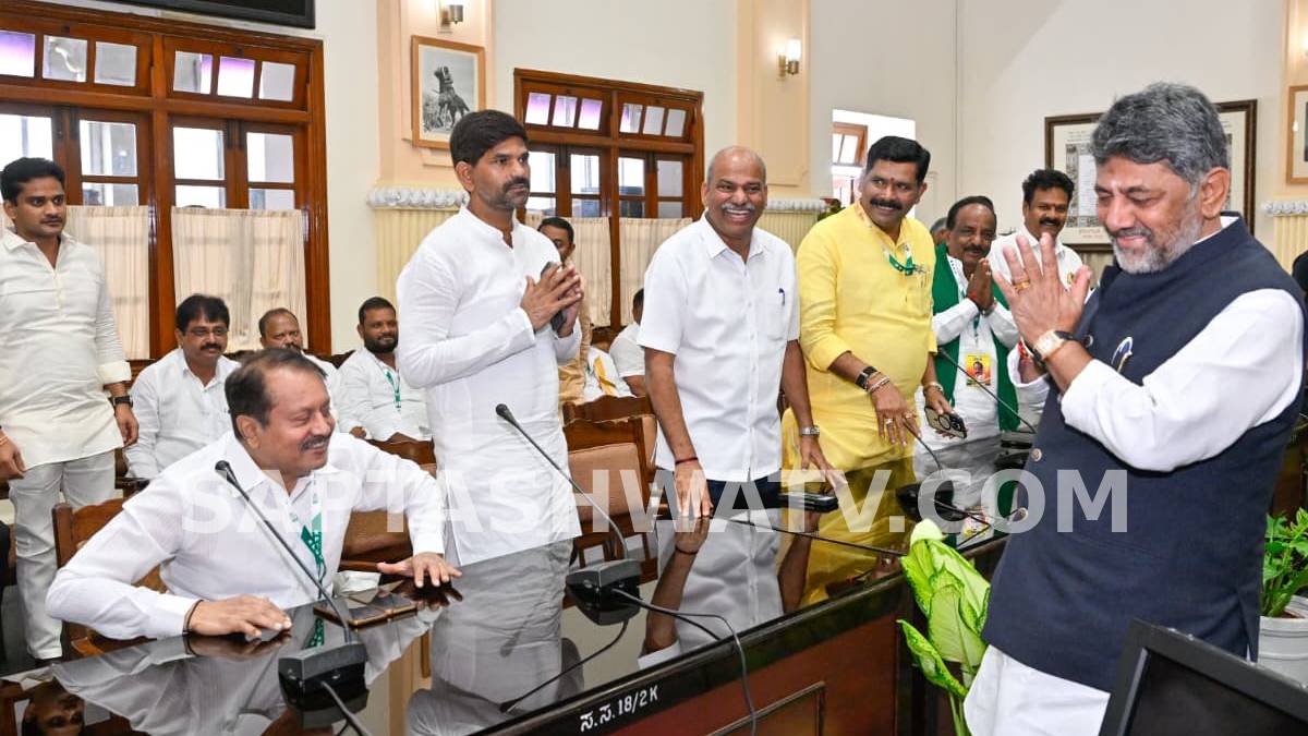 ವಿಧಾನಸೌಧದಲ್ಲಿ ಕಾಂಗ್ರೆಸ್ ಶಾಸಕರ ಜಂಟಿ ಸಭೆ - ಮತದಾನಕ್ಕೂ ಮುನ್ನ ಕೈ ಶಾಸಕರಿಗೆ ಡಿಕೆಶಿ, ಸಿದ್ದರಾಮಯ್ಯ ಅಂತಿಮ ಪಾಠ!!