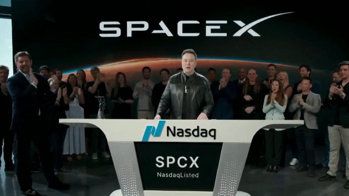 Elon Musk Becomes World's First Trillionaire as SpaceX Debuts With Strong Market Premium