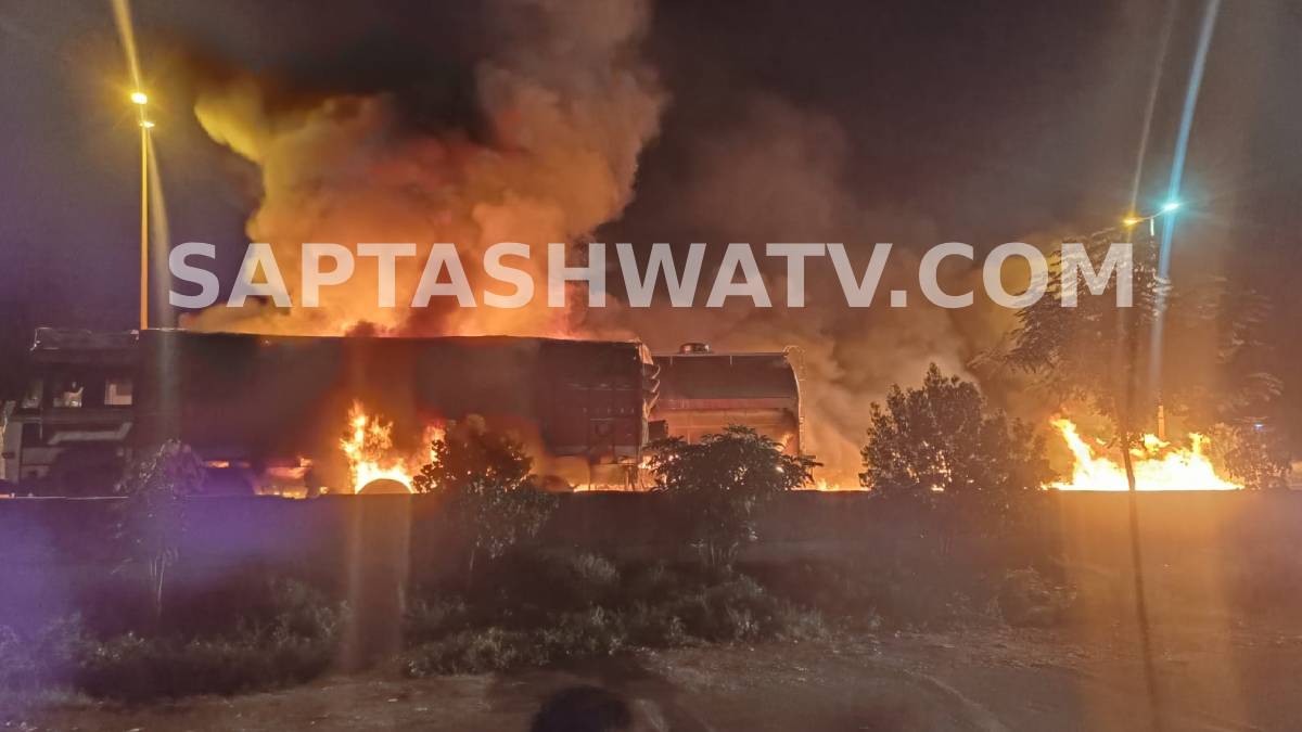 ನೋಡುನೋಡುತ್ತಿದ್ದಂತೆಯೇ ಧಗಧಗನೆ ಹೊತ್ತಿ ಉರಿದ ಗೋವಿನ ಜೋಳದ ಲಾರಿ - ಲಕ್ಷಾಂತರ ಮೌಲ್ಯದ 500ಕ್ಕೂ ಹೆಚ್ಚು ಚೀಲಗಳು ಕ್ಷಣಾರ್ಧದಲ್ಲಿ ಬೂದಿ!!