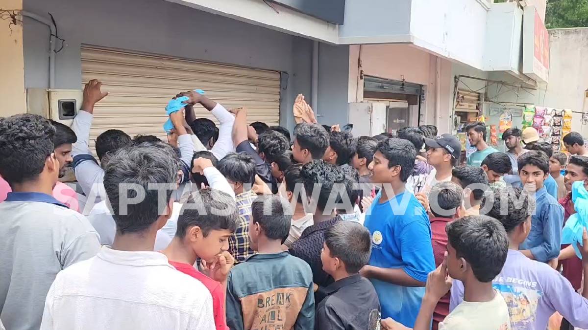 ಕೇವಲ 1 ರೂಪಾಯಿಗೆ ಟೀ-ಶರ್ಟ್ ಆಫರ್ - ಬಟ್ಟೆ ಅಂಗಡಿ ಮುಂದೆ ಮುಗಿಬಿದ್ದ ಜನಸಾಗರ, ಟ್ರಾಫಿಕ್ ಜಾಮ್!!