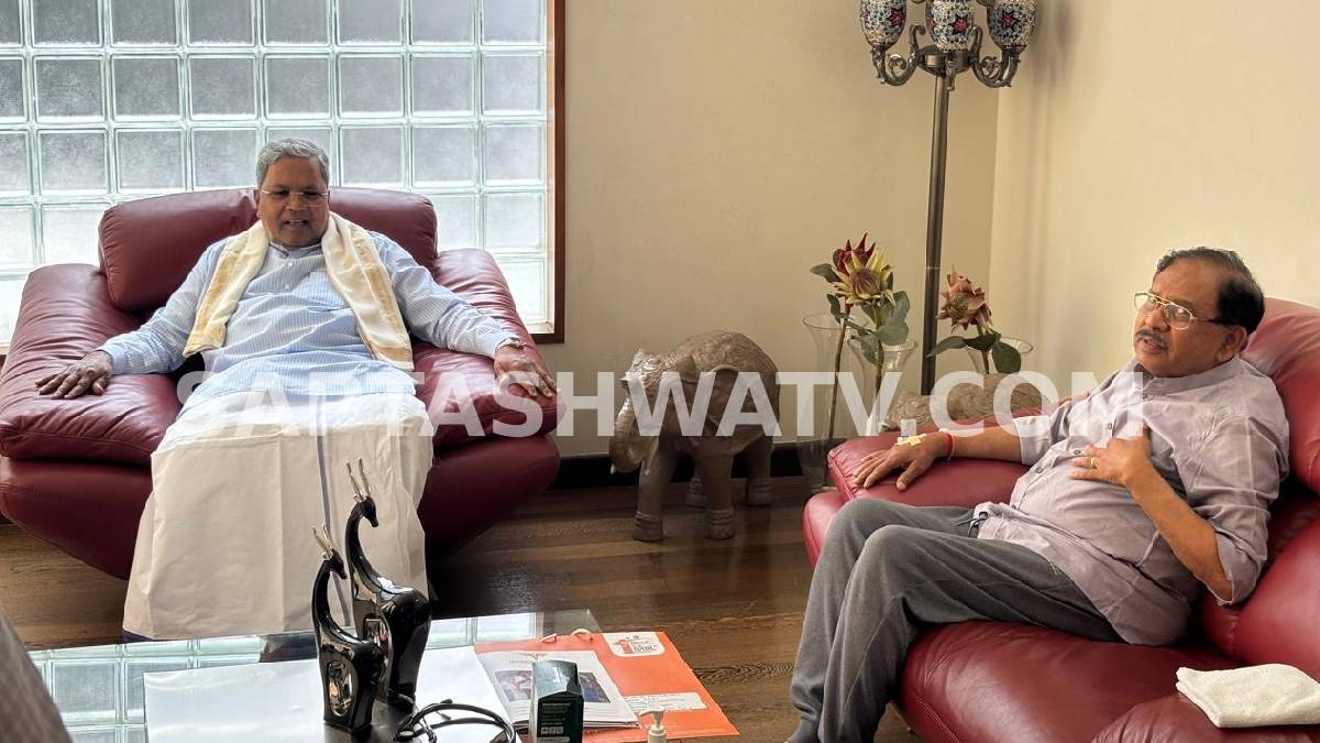 ಸದಾಶಿವನಗರದ DCM ನಿವಾಸಕ್ಕೆ ಮಾಜಿ CM ಭೇಟಿ - ಅನಾರೋಗ್ಯದಿಂದ ಬಳಲುತ್ತಿರುವ ಜಿ. ಪರಮೇಶ್ವರ್ ಆರೋಗ್ಯ ವಿಚಾರಿಸಿದ ಸಿದ್ದರಾಮಯ್ಯ!!