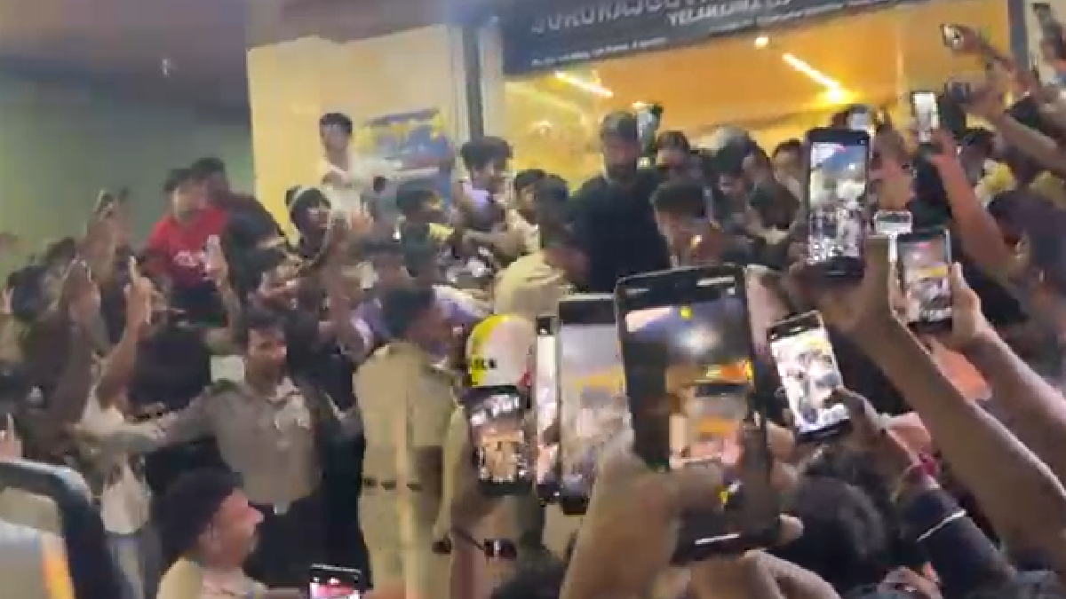 ಬೆಂಗಳೂರಿನಲ್ಲಿ ಹಾರ್ದಿಕ್ ಪಾಂಡ್ಯ ಕ್ರೇಜ್: ಯಲಹಂಕದಲ್ಲಿ ಫೆರಾರಿ ಕಾರು ಮತ್ತು ಡಯಾಗ್ನೋಸ್ಟಿಕ್ ಸೆಂಟರ್‌ಗೆ ಮುತ್ತಿಗೆ ಹಾಕಿದ ಫ್ಯಾನ್ಸ್!!