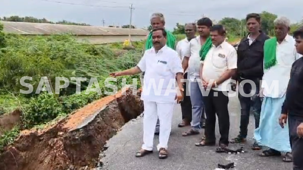 ಈ ರಸ್ತೆ ಕೇವಲ ಎರಡು ತಿಂಗಳ ಹಿಂದೆ ನಿರ್ಮಿಸಲ್ಪಟ್ಟಿತ್ತು