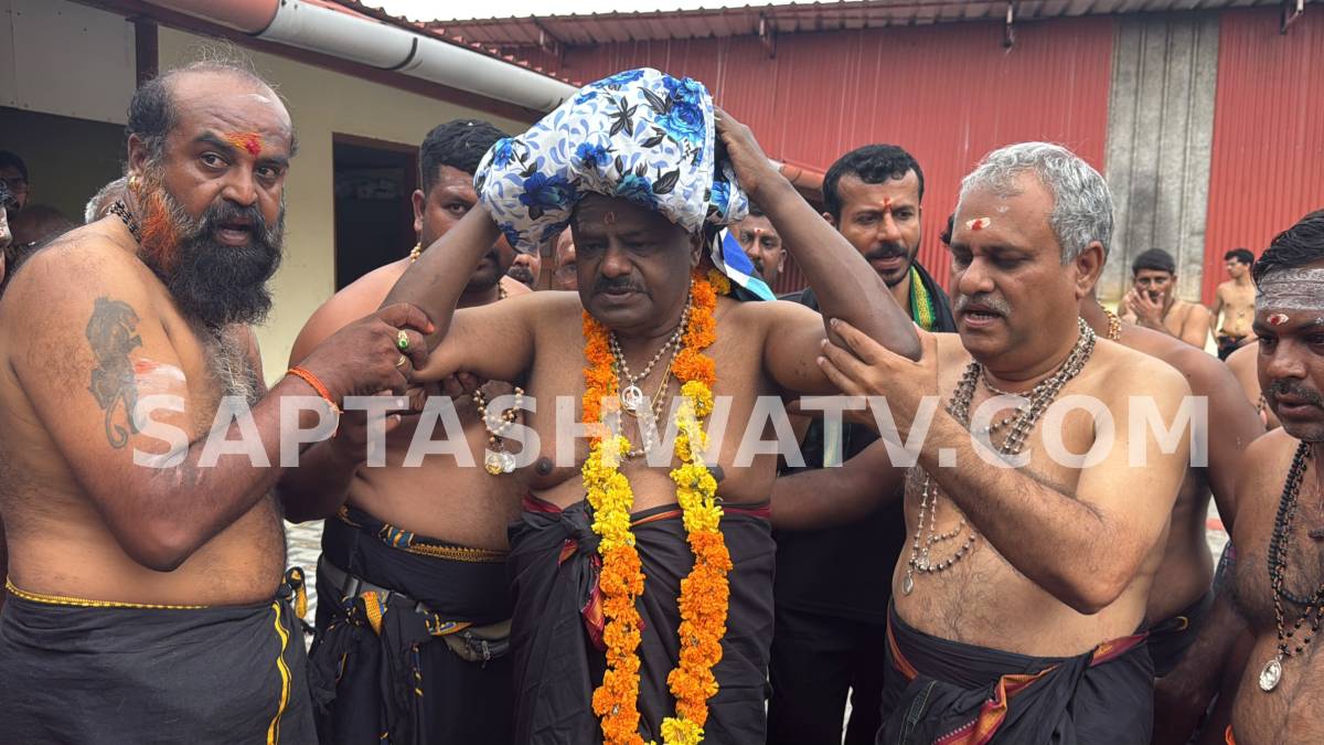 ರಾಜಕೀಯ ಬಿಟ್ಟು ಅಯ್ಯಪ್ಪನ ಶರಣು ಹೋದ HDK - ಕೊಚ್ಚಿಯಲ್ಲಿ ಮಾಲೆ ಧರಿಸಿ ಶಬರಿಮಲೆಯತ್ತ ಹೊರಟ ಕುಮಾರಸ್ವಾಮಿ!!