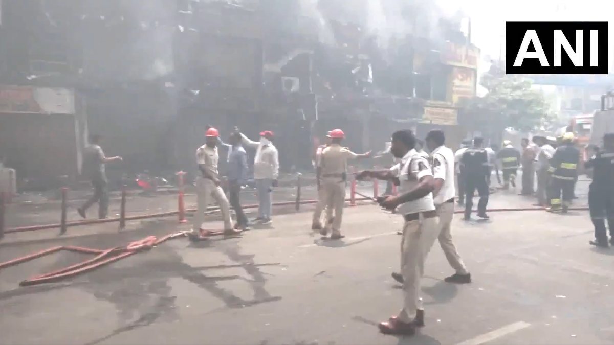 Hyderabad: Massive Fire Breaks Out at Commercial Complex Near Ameerpet Metro Station, Causes Traffic Chaos