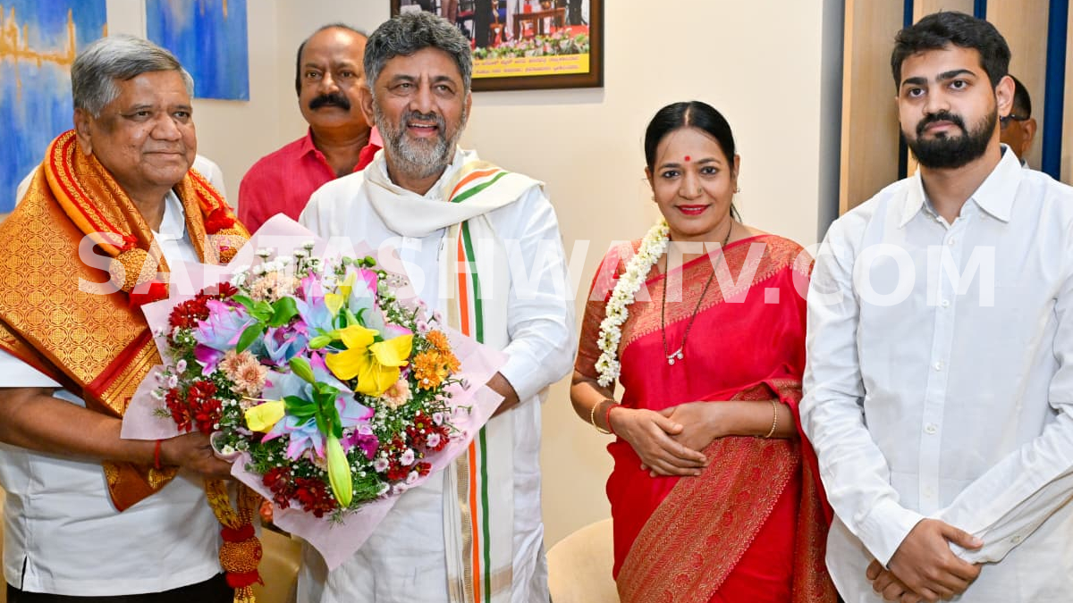 ಮಾಜಿ ಸಿಎಂ ಜಗದೀಶ್ ಶೆಟ್ಟರ್ ನಿವಾಸಕ್ಕೆ ಸಿಎಂ ಡಿ.ಕೆ. ಶಿವಕುಮಾರ್ ಭೇಟಿ: ರಾಜ್ಯದ ಅಭಿವೃದ್ಧಿ ಕುರಿತು ಸಮಾಲೋಚನೆ!!