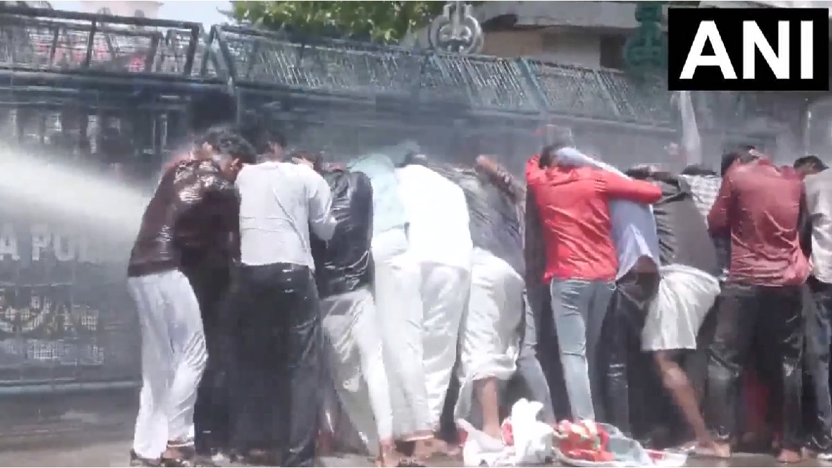 Students March on Kerala Secretariat Over Fee Hikes, Police Respond With Water Cannons