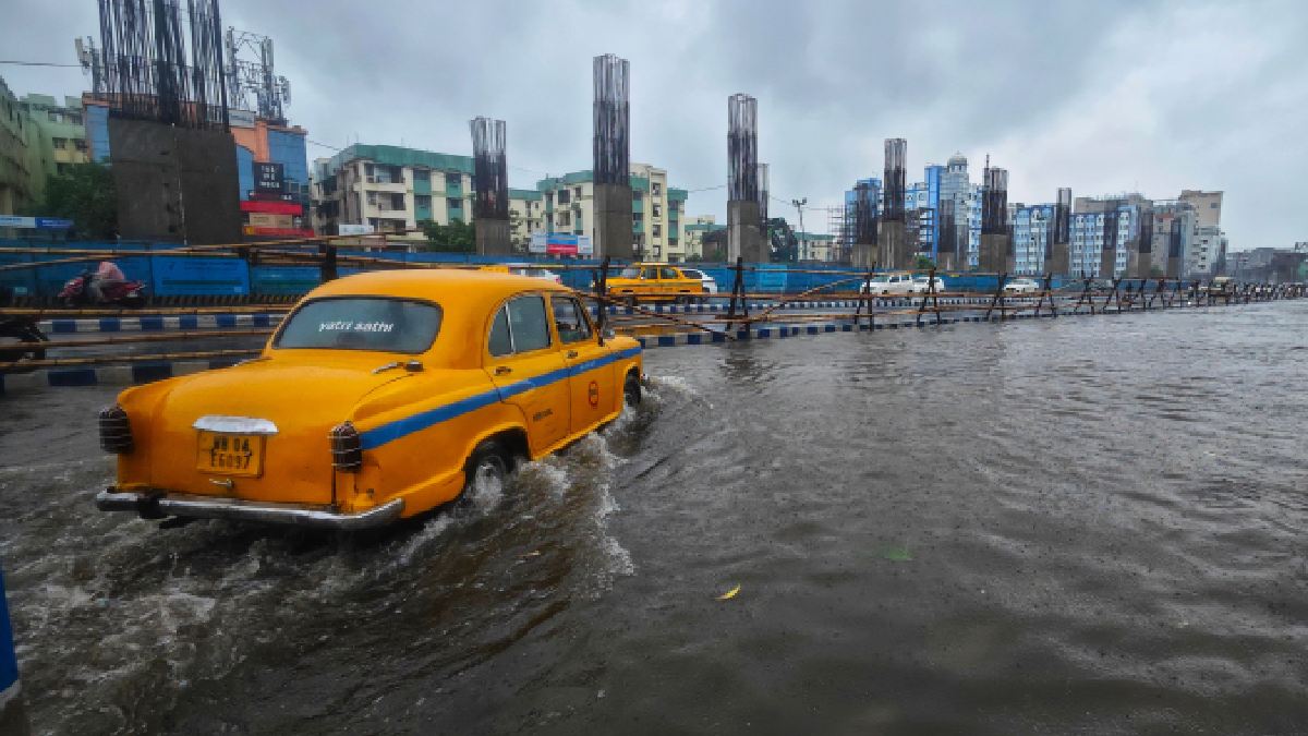 Kolkata Waterlogged as Heavy Rain Batters City, IMD Issues Red Alert Across South Bengal