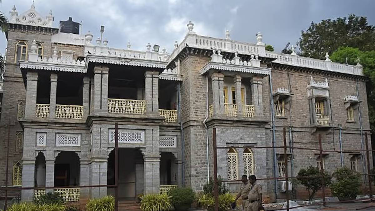 160 ವರ್ಷಗಳ ಇತಿಹಾಸವಿರುವ 'ಕುಮಾರಕೃಪಾ' ಬಂಗಲೆಗೆ ಶಿಫ್ಟ್ ಆಗ್ತಿದ್ದಾರಾ ಡಿ.ಕೆ. ಶಿವಕುಮಾರ್? ಆದರೆ ಸರ್ಕಾರಿ ಸಿಬ್ಬಂದಿ ವಸತಿಗೃಹಗಳು ಸೋರುತ್ತಿದ್ದರೂ ಕೇಳುವವರಿಲ್ಲ!!