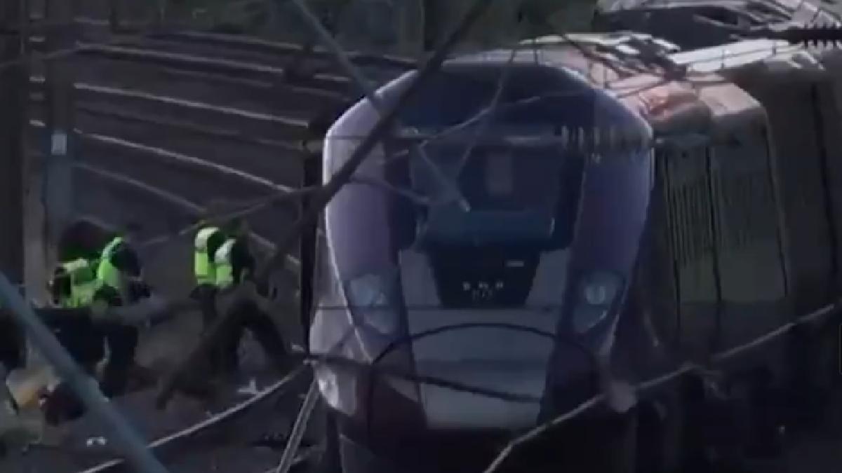 Passenger Train Collision Near London | Photo Credit: https://x.com/BridgingNews_