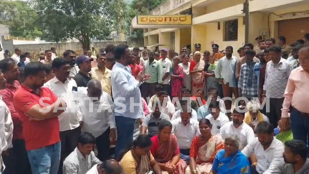 ಉಲ್ಲಾಸ್ ಆಸ್ತಿ ಮುಟ್ಟುಗೋಲು ಹಾಕಿಕೊಳ್ಳಲು ತೀವ್ರ ಆಗ್ರಹ - ನೂರಾರು ಜನರಿಂದ ಶ*ವಗಾರದ ಆವರಣದಲ್ಲೇ ಸರ್ಕಾರದ ವಿರುದ್ಧ ಘೋಷಣೆ!!