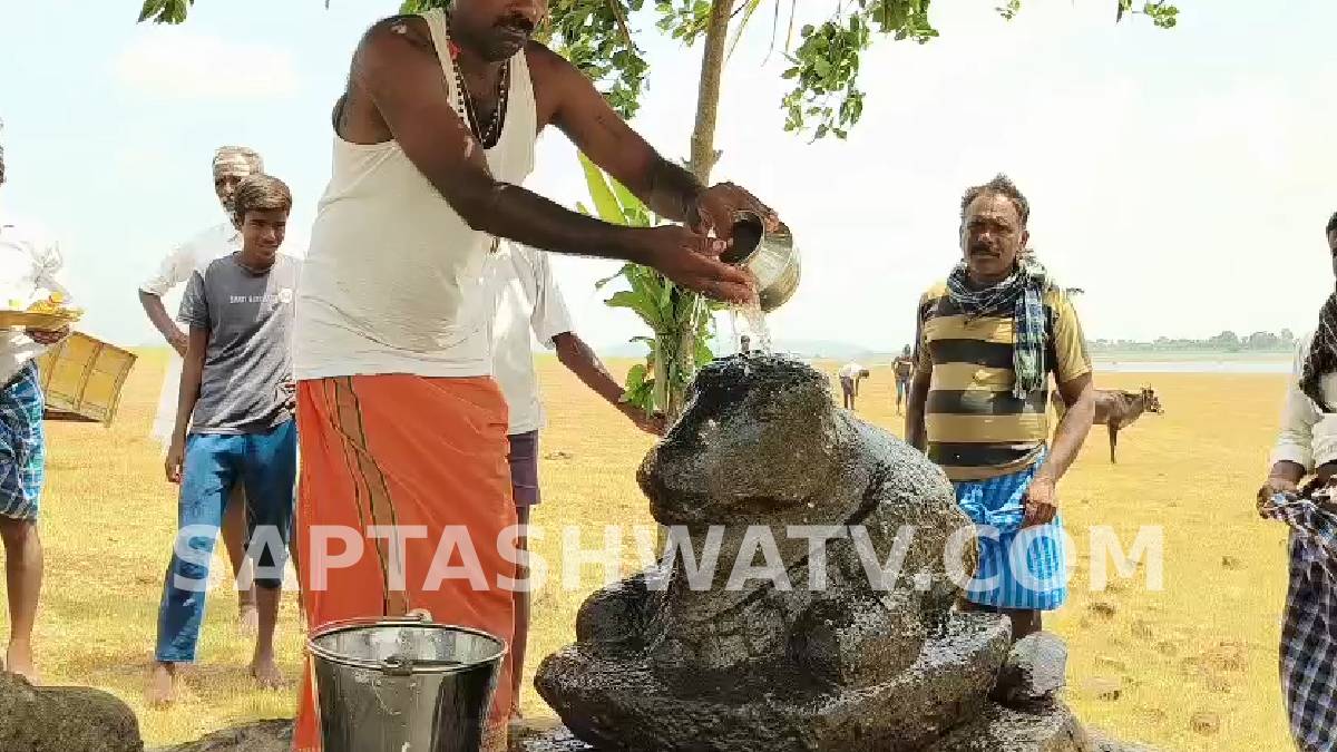 ಕಬಿನಿ ಒಡಲು ಖಾಲಿಯಾದ ಬೆನ್ನಲ್ಲೇ ದಶಕಗಳ ನಂತರ ಹಿನ್ನೀರಿನಲ್ಲಿ ಪ್ರತ್ಯಕ್ಷವಾಯ್ತು ಪುರಾತನ ದೇವಸ್ಥಾನ - ಮಳೆಗಾಗಿ ಮುಗಿಬಿದ್ದ ಭಕ್ತರು!!