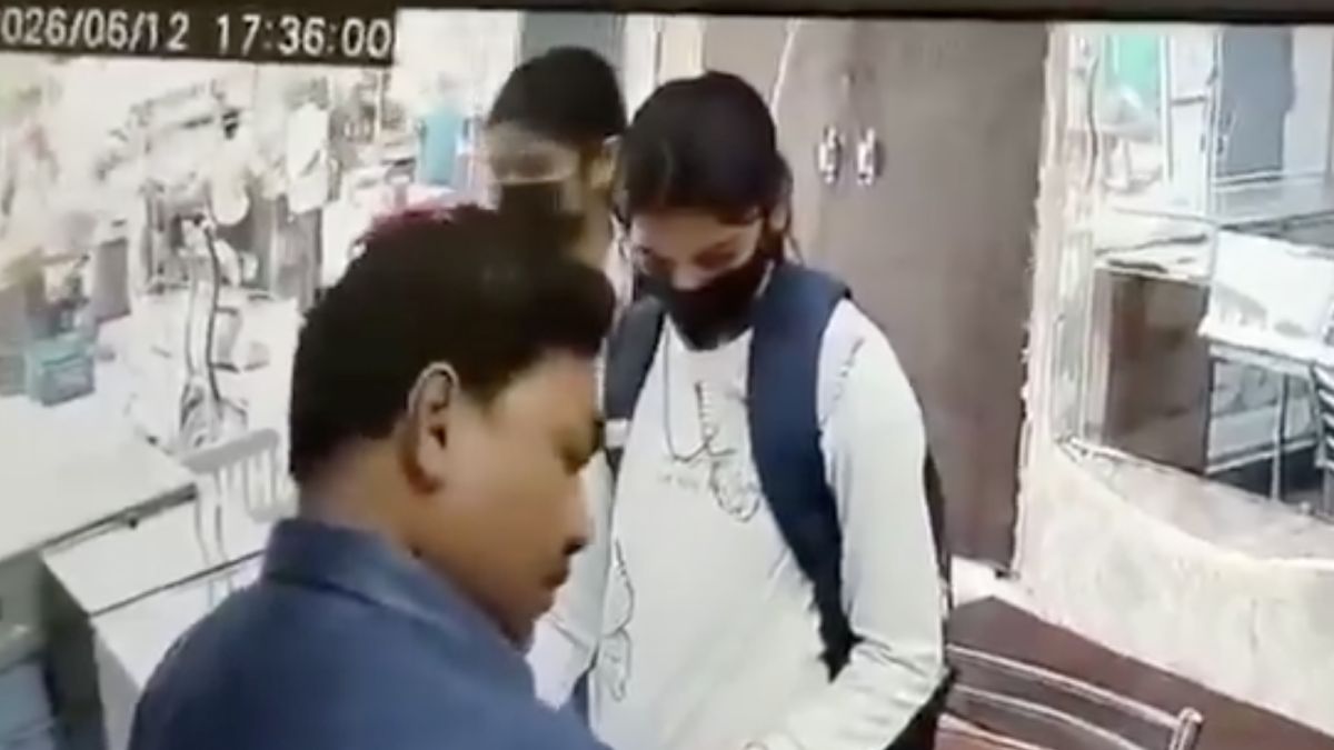 Patna Jewellery Heist Foiled: Shop Owner Traps Would‑Be Robbers at Maa Vaishno Jewellers | Photo Credit: https://x.com/gharkekalesh/status/2065677854294352014