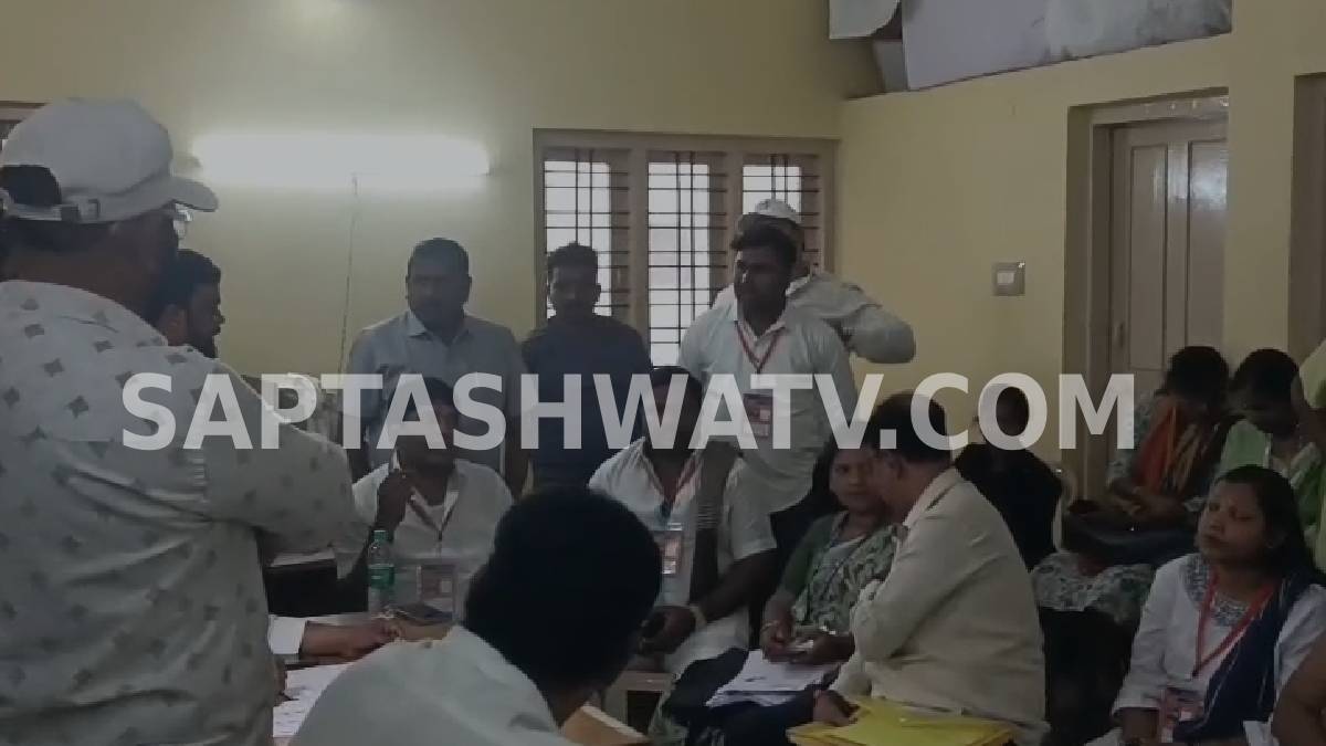 ಚಾಮರಾಜಪೇಟೆಯಲ್ಲಿ ರಾಜಕೀಯ ಹೈಡ್ರಾಮಾ - ಕಾಂಗ್ರೆಸ್-ಬಿಜೆಪಿ ಕಾರ್ಯಕರ್ತರ ಜಟಾಪಟಿ ಮಧ್ಯೆ ಕಣ್ಣೀರು ಹಾಕಿದ ಕಂದಾಯ ಅಧಿಕಾರಿ!!
