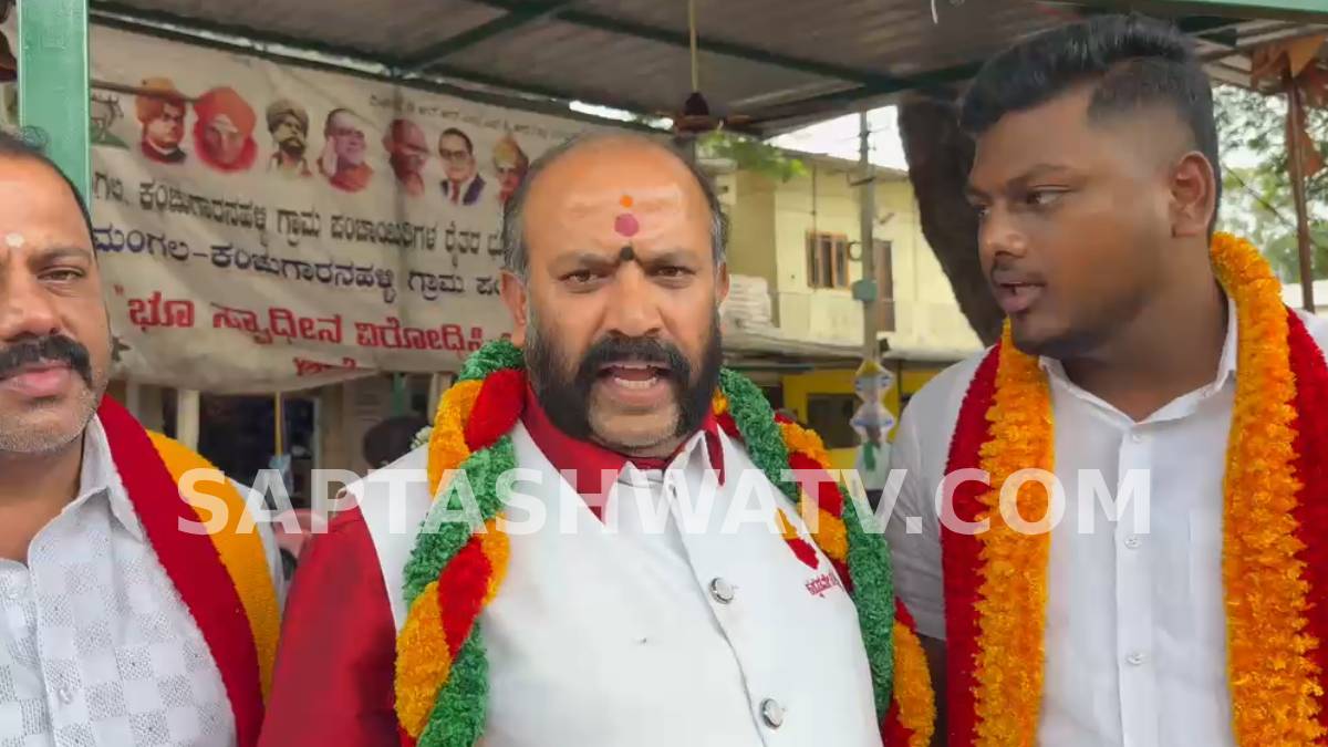 ಹುಬ್ಬಳ್ಳಿಯಲ್ಲಿ ಸಲೀಂ ಅಹ್ಮದ್ ಅಭಿಮಾನಿಗಳ ಬಿಗ್ ಫೈಟ್ - ಅಂಬೇಡ್ಕರ್ ವೃತ್ತದಲ್ಲಿ ರಸ್ತೆ ತಡೆ ನಡೆಸಿ ಸಚಿವ ಸ್ಥಾನಕ್ಕೆ ಭಾರಿ ಒತ್ತಾಯ!!