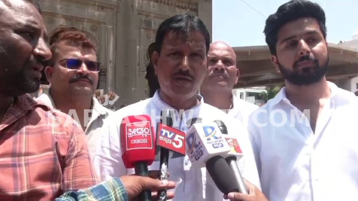 ಮಂತ್ರಿಗಿರಿಗಾಗಿ ದೇವರ ಮೊರೆ ಹೋದ ಅಭಿಮಾನಿಗಳು - 101 ಈಡುಗಾಯಿ ಒಡೆದು ಹಿರಿಯ ರಾಜಕಾರಣಿ ಪರ ವಿಶೇಷ ಪ್ರಾರ್ಥನೆ!!