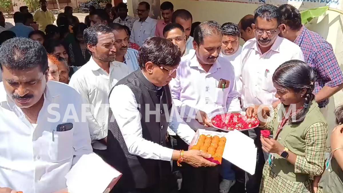 ಮೊದಲ ದಿನ ಶಾಲೆಗೆ ಬಂದ ಮಕ್ಕಳಿಗೆ ಬಿಗ್ ವೆಲ್ಕಮ್ - ಗುಲಾಬಿ ಹೂವು, ಸಿಹಿ ನೀಡಿ ಹುರಿದುಂಬಿಸಿದ ಶಾಸಕರು!!