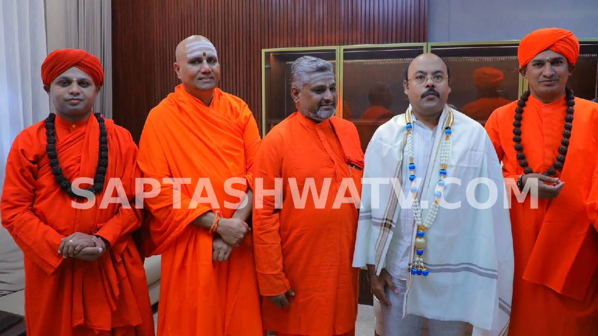ಯತೀಂದ್ರ ಸಿದ್ದರಾಮಯ್ಯಗೆ ಐದು ಪೀಠಗಳ ಸ್ವಾಮೀಜಿಗಳ ಆಶೀರ್ವಾದ!