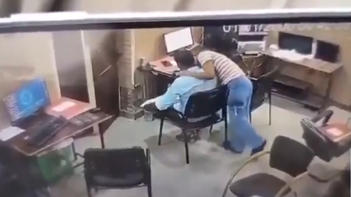 Female Trainee Constable Kisses Male Constable on CCTV at Jalaun Police Station