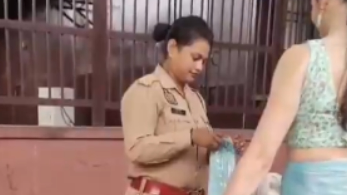 UP Police Constable Helps Argentine Tourist at Taj Mahal as Saree Comes Undone, Internet Applauds Gesture | Photo Credit: https://x.com/contentnestinfo