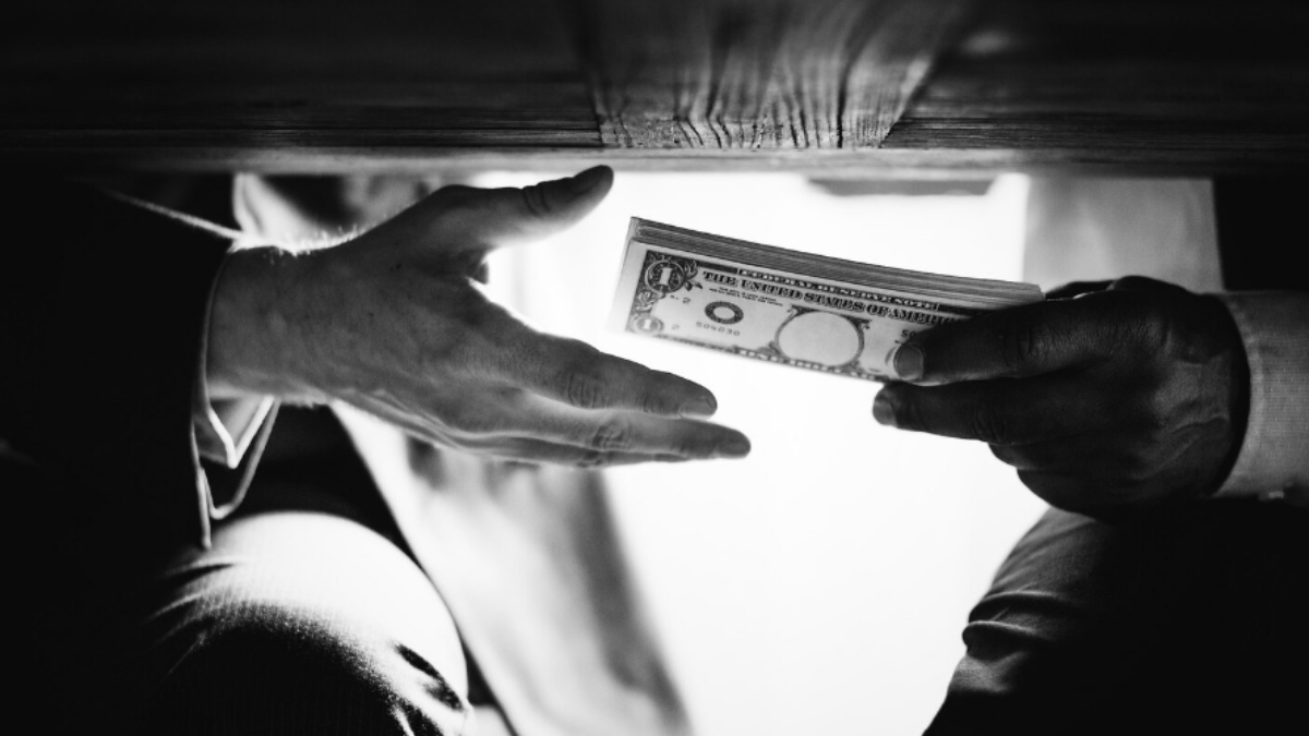 Gadag Child Protection Officer, Driver Caught by Lokayukta While Accepting ₹15,000 Bribe | Photo Credit: https://www.magnific.com