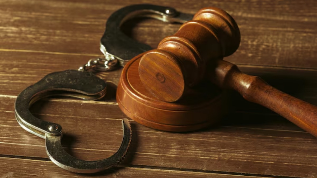Mumbai VIP Train Ticket Scam Busted: 5 Arrested for Using Fake Raj Bhavan Letters | Photo Credit: https://www.magnific.com