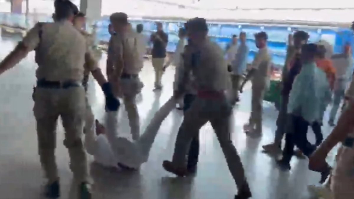RPF Staff Suspended After Clash with Deputy Station Superintendent at Agra Cantt Railway Station | Photo Credit: https://x.com/TalwarShivu21