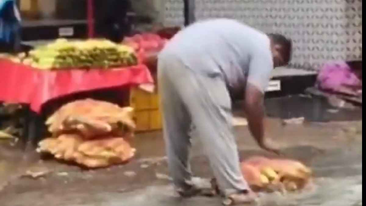 Viral Video Allegedly Shows Corn Vendor Washing Cobs in Drain Water at Thane Market; Hygiene Concerns Raised