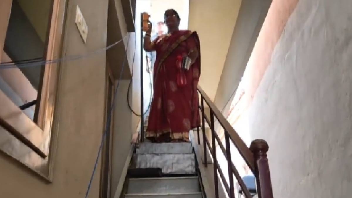 Farmer Builds Homemade Stair Lift for Wife with Knee Pain; Andhra Pradesh Man's Innovation Wins Hearts