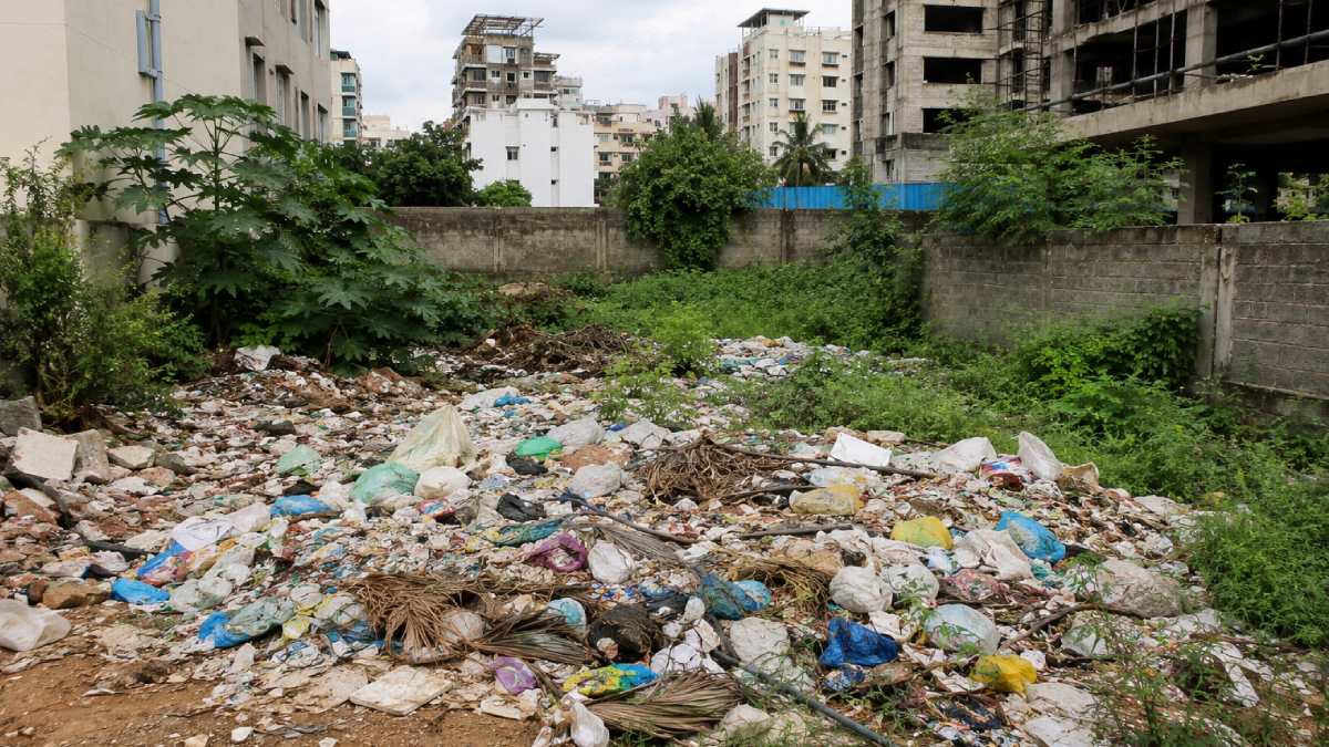Bengaluru Plot Owners Face ₹1 Lakh Fine for Failing to Clear Garbage by August 15 | Photo Credit: AI Images