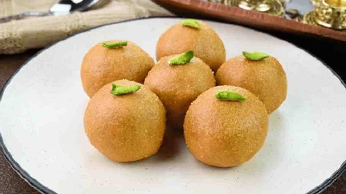 ತುಪ್ಪದ ಘಮಘಮಿಸುವ ರುಚಿಯ ಬೆಸಾನ್ ಲಾಡು | Photo Credit: https://www.shutterstock.com/search/besan-laddu