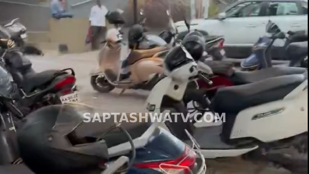 ನಮ್ಮ ಮೆಟ್ರೋ ಪ್ರಯಾಣಿಕರ ಅಸಭ್ಯ ವರ್ತನೆ - ಕನಕಪುರ ರಸ್ತೆ ಫುಟ್‌ಪಾತ್‌ಗಳೇ ಬೈಕ್ ಸವಾರರ ಉಚಿತ ಪಾರ್ಕಿಂಗ್ ತಾಣ!!