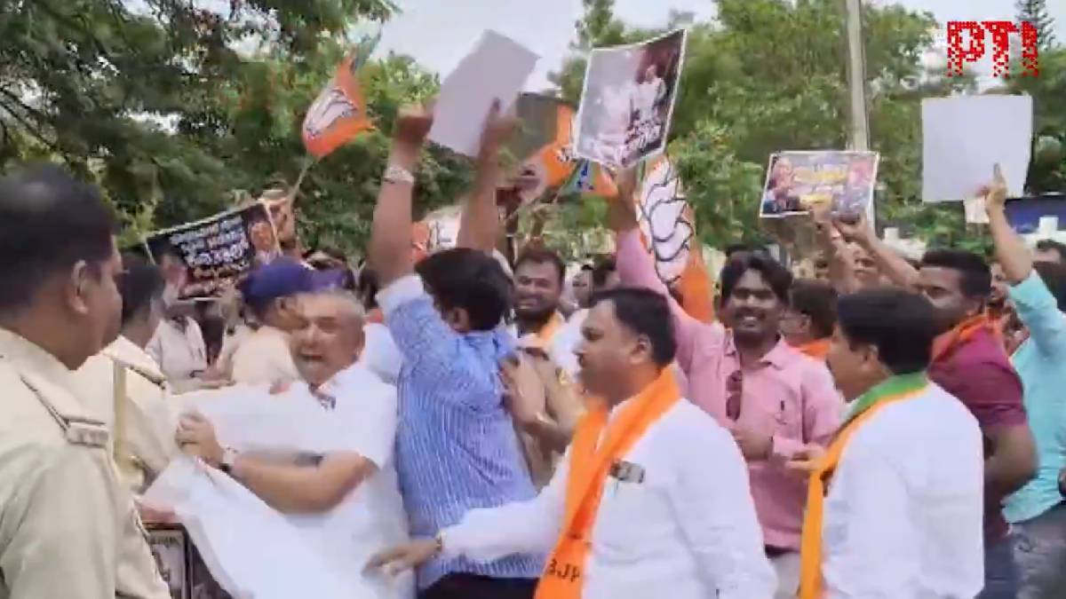 ಚಿತ್ರದುರ್ಗದಲ್ಲಿ ಕಾಂಗ್ರೆಸ್‌ನ NEET ವಿರೋಧಿ ಪ್ರತಿಭಟನೆ | Photo Credit: https://x.com/PTI_News