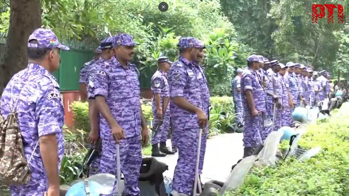 Security Tightened at Feroz Shah Road | Photo Credit: https://x.com/PTI_News
